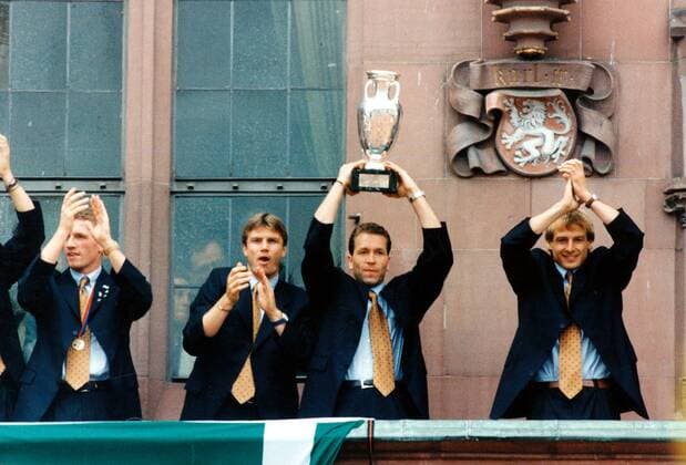 1996: Empfang von Europameister Deutschland in Frankfurt, v.li.: Thomas Strunz, Thomas Helmer, Torwart Andreas Köpke, Jürgen Klinsmann