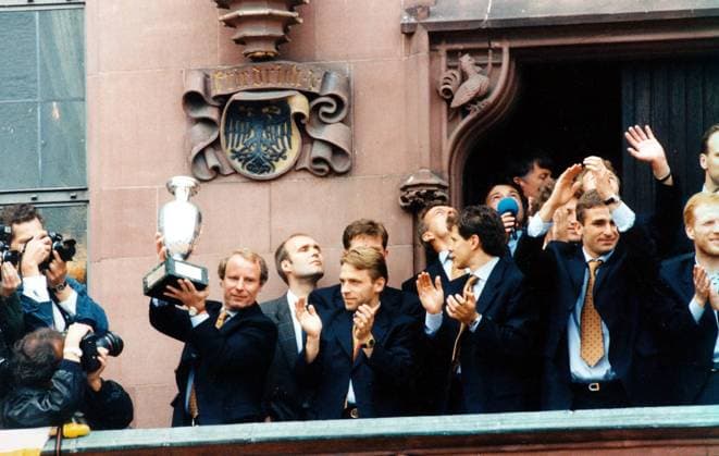 1996: Empfang von Europameister Deutschland in Frankfurt, v.li.: Bundestrainer Berti Vogts, Thomas Häßler, Andreas Möller, Stefan Kuntz