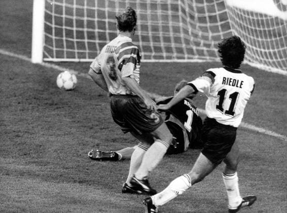 Karl Heinz Riedle (Deutschland) erhöht mit seinem Tor gegen Jan Eriksson und Torwart Thomas Ravelli (beide Schweden) auf 1:3