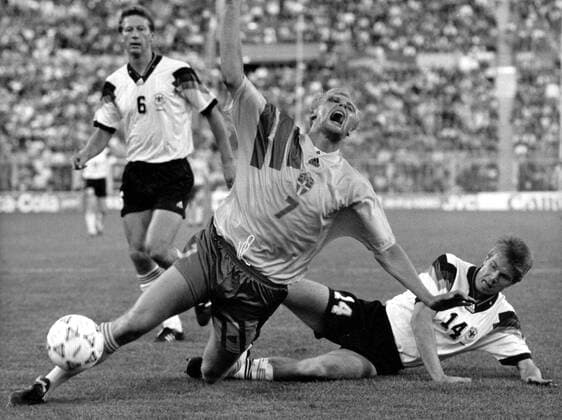 Thomas Helmer (Deutschland) foult Klas Ingesson (Schweden)