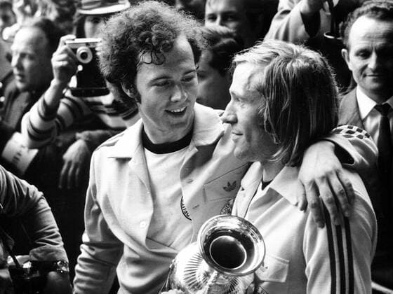 EM Finale 1972 in Brüssel, Europameister Franz Beckenbauer und Günter Netzer (beide BR Deutschland) mit Pokal