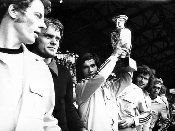 EM Finale 1972 in Brüssel, Siegerehrung: Europameister BR Deutschland, v.li.: Herbert -Hacki- Wimmer, Torwart Sepp Maier, Gerd Müller mit Pokal, Paul Breitner, Erwin Kremers