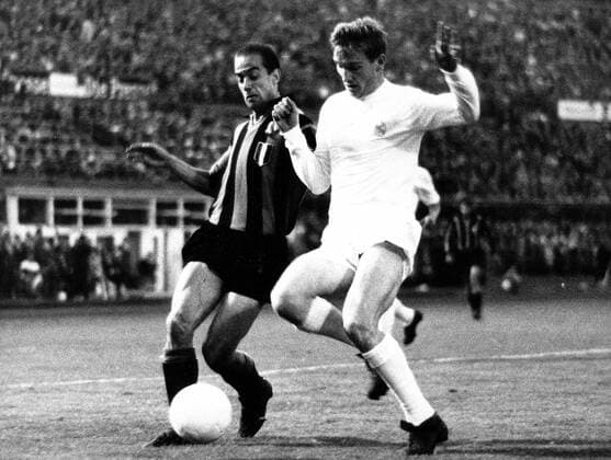 Luis Suarez (Inter Mailand, li.) gegen Jose Santamaria (Real Madrid)