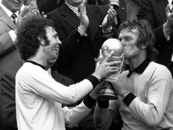 WM Finale 1974 in München: Weltmeister Franz Beckenbauer und Torwart Sepp Maier (beide BR Deutschland) mit dem WM Pokal