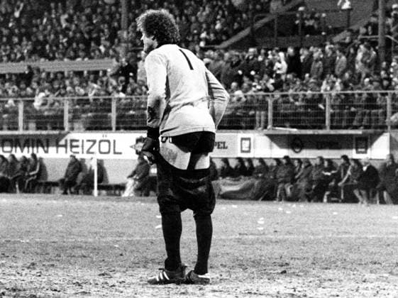 Torwart Sepp Maier (FC Bayern München) lüftet die Hosen