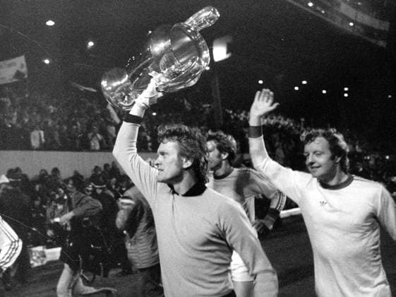 FC Bayern München, Europapokalsieger der Landesmeister 1975 1976, Torwart Sepp Maier und Johnny Hansen mit der Trophäe