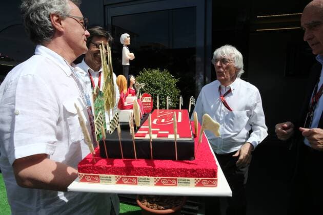 Formel 1, GP von Spanien, Bernie Ecclestone erhält eine Torte von Christian Escriba BARCELONA -may 14- SPAIN: Bernie Ecclestone receives a cake from pastry chef Christian Escriba on the day of his birthday in the Barcelona-Catalunya Circuit, on may 14, 2016. Photo: Joan Valls Urbanandsport Cordon Press  xJoanxValls Urbanandsportx xBERNIE-ECCLESTONE-BIRTHDAYx