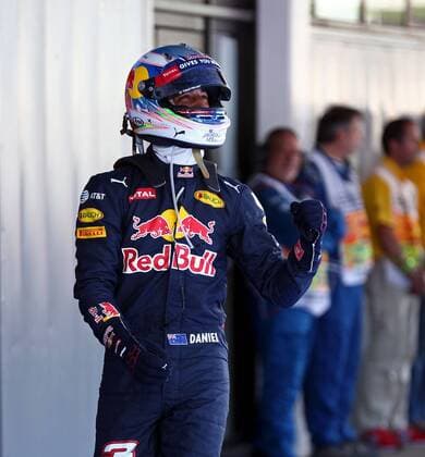 Formel 1, GP von Spanien, 3. Freies Training Australian Formula One driver Daniel Ricciardo, of Red bull, celebrates after placing third in the qualification session at the Barcelona-Catalunya circuit in Montmelo at Barcelona, Spain, on 14 May 2016. The Spanish Formula One Grand Prix will take place on 15 May 2016. SPANISH GRAND PRIX !ACHTUNG: NUR REDAKTIONELLE NUTZUNG!  GRA192 20160514-635988379816380552
