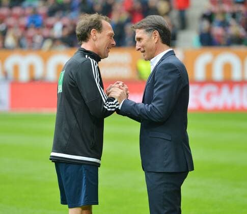 Schiedsrichter Florian Meyer und Bruno Labbadia Trainer des Hamburger SV beim Spiel FC Augsburg gegen den Hamburger SV in der ersten Fußball Bundesliga der Herren am Spieltag 34 in der Saison 2015 2016 am 14.05.2015 Augsburg Copyright: Hiermx Eibner-Pressefoto EP_thr