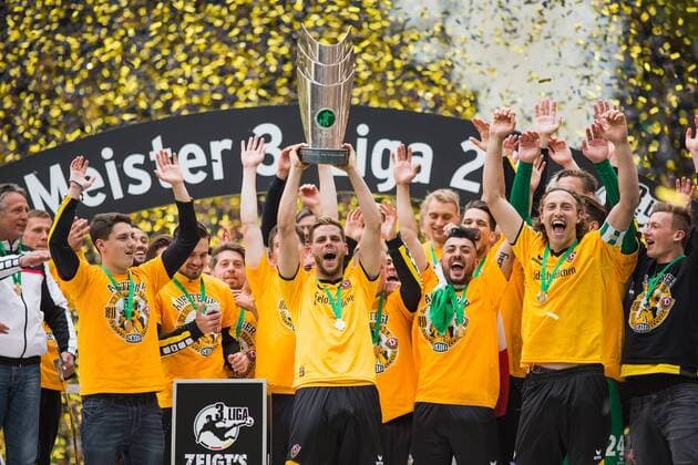 Dresden, Deutschland, 14.05.2016: Fußball 3. Liga Saison 2015 2016 - SG Dynamo Dresden - SG Sonnenhof Grossaspach Großaspach. Dynamo Dresden feiert die Meisterschaft der 3. Liga. Am Pokal Justin Eilers (Dresden 11)
