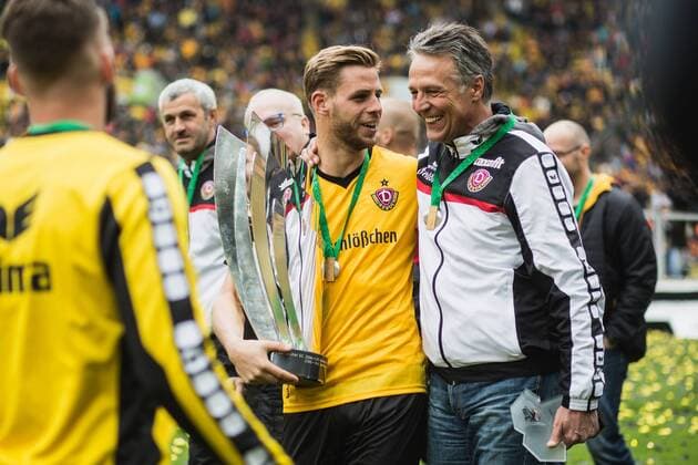 Dresden, Deutschland, 14.05.2016: Fußball 3. Liga Saison 2015 2016 - SG Dynamo Dresden - SG Sonnenhof Grossaspach Großaspach. Dynamo Dresden feiert die Meisterschaft der 3. Liga. Justin Eilers (Dresden 11) jubelt mit Trainer Uwe Neuhaus (Dresden)