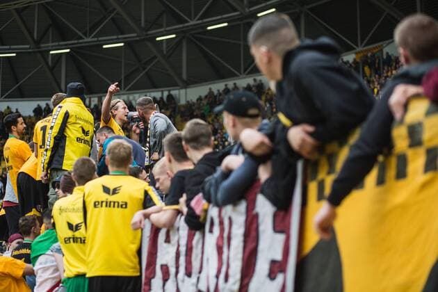 Dresden, Deutschland, 14.05.2016: Fußball 3. Liga Saison 2015 2016 - SG Dynamo Dresden - SG Sonnenhof Grossaspach Großaspach. Dynamo Dresden feiert die Meisterschaft der 3. Liga. Michael Hefele (Dresden 5) feiert mit den Fans.