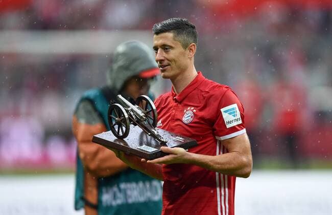 FUSSBALL 1. BUNDESLIGA SAISON 2015 2016 34. SPIELTAG FC Bayern Muenchen - Hannover 96 14.05.2016 Robert Lewandowski (FC Bayern Muenchen) praesentiert seine Torjaegerkanone, die eine Auszeichnung fuer den besten Torjaeger der Fussball-Bundesliga ist 