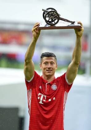 FUSSBALL 1. BUNDESLIGA SAISON 2015 2016 34. SPIELTAG FC Bayern Muenchen - Hannover 96 14.05.2016 Robert Lewandowski (FC Bayern Muenchen) praesentiert seine Torjaegerkanone, die eine Auszeichnung fuer den besten Torjaeger der Fussball-Bundesliga ist 