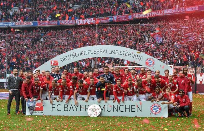 Themen der Woche - SPORT Bilder des Tages - SPORT FUSSBALL 1. BUNDESLIGA SAISON 2015 2016 34. SPIELTAG FC Bayern Muenchen - Hannover 96 14.05.2016 Der FC Bayern seine 26. Deutsche Meisterschaft und stellen sich fuer das Siegerfoto auf 