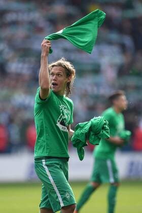 Fußball, Werder Bremen feiert Klassenerhalt Jannik Vestergaard (SV Werder Bremen 7) feiert den Klassenerhalt beim Fuï¬‚ball Bundesliga-Spiel zwischen dem SV Werder Bremen und Eintracht Frankfurt am 14.05.2016, Bremen Copyright: Schülerx xEibner-Pressefoto EP_jse