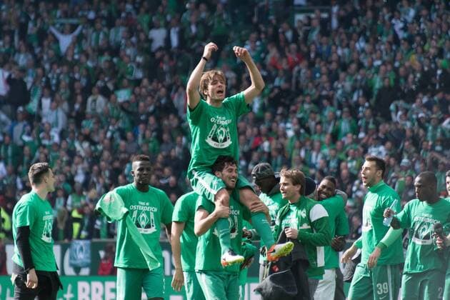 Fußball, Werder Bremen feiert Klassenerhalt GER, 1.FBL, Werder Bremen vs Eintracht Frankfurt 14.05.2016, Weser Stadion, Bremen, GER, 1.FBL, Werder Bremen vs Eintracht Frankfurt, im Bild Ausnahmezustand im Bremer Weser Stadion nach demSchlusspfiff brachen alle Baende und die Fans Stürmten das Stadion CLEMENS FRITZ (BREMEN 8) AUF DEN SCHULTERN VON SANTIAGO GARCIA (BREMEN 2) nordphotox xKokenge