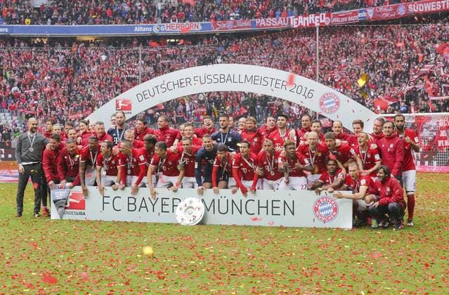 Siegerfoto FC BAYERN MUENCHEN - Fussball 1. Bundesliga , Muenchen, am 14.05.2016, 34.Spieltag, Saison 2015 2016, 1.Liga, 1.Bundesliga,FCB