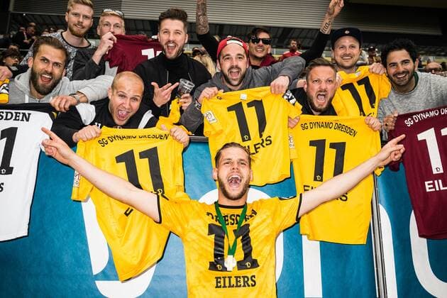 Dresden, Deutschland, 14.05.2016: Fußball 3. Liga Saison 2015 2016 - SG Dynamo Dresden - SG Sonnenhof Grossaspach Großaspach. Dynamo Dresden feiert die Meisterschaft der 3. Liga. Jubel mit Fans Justin Eilers (Dresden 11)