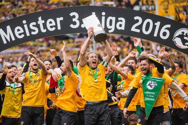 Dresden, Deutschland, 14.05.2016: Fußball 3. Liga Saison 2015 2016 - SG Dynamo Dresden - SG Sonnenhof Grossaspach Großaspach. Dynamo Dresden feiert die Meisterschaft der 3. Liga. Jubel mit Pokal Michael Hefele (Dresden 5).