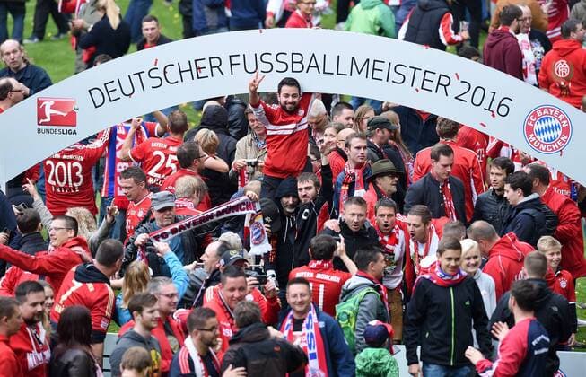 Fußball, Bayern München feiert Rekord-Meisterschaft FUSSBALL 1. BUNDESLIGA SAISON 2015 2016 34. SPIELTAG FC Bayern Muenchen - Hannover 96 14.05.2016 Die FC Bayern Fans feiert die 26. Deutsche Meisterschaft im Innenraum der Allianz Arena 