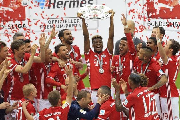 Fußball, Bayern München feiert Rekord-Meisterschaft 14.05.2016, Fussball 1.Bundesliga 2015 2016, 34.Spieltag, FC Bayern München - Hannover 96, in der Allianz-Arena München. Siegerehrung, Deutscher Meister FC Bayern München! Kingsley Coman (Bayern München) stemmt die Schale in die Höhe. 