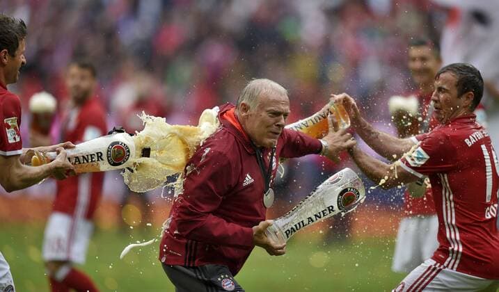 Themen der Woche - SPORT Bilder des Tages - SPORT Fußball, Bayern München feiert Rekord-Meisterschaft 14.05.2016, Fussball 1.Bundesliga 2015 2016, 34.Spieltag, FC Bayern München - Hannover 96, in der Allianz-Arena München. Mario Götze (FC Bayern München) und Thomas Müller (FC Bayern München) schütten Bier über Co-Trainer Hermann Gerland (FC Bayern München) 