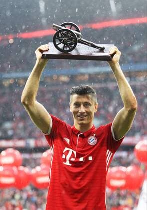 Fußball, Robert Lewandowski mit Torjäger-Kanone Fussball, 1. BL, 1. Bundesliga, Saison 2015 2016, Herren, Deutschland, 14.05.2016, FC Bayern München - Hannover 96 3-1, v.l. Robert Lewandowski, FC Bayern München, mit Torjägerkanone, Torschützenkönig,
