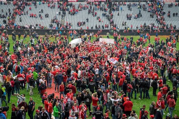14. Mai 2016: Muenchen, Allianz Arena: Fussball 1. Bundesliga: FC Bayern Muenchen - Hannover 96: Muenchens Fans stuermen nach der Meisterfeier den Platz.