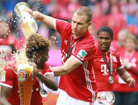 Meisterfeier auf dem Rasen. Hier Duscht Holger Badstuber den David Alaba. Douglas Costa geniesst den Moment Fussball Allianz Arena München FC Bayern München - Hannover 96 14.05.2016