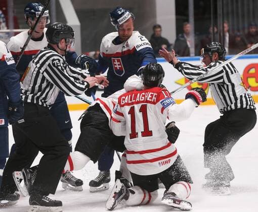 Eishockey, WM, Kanada - Slowakei ST. PETERSBURG, RUSSIA. MAY 14, 2016. Canada s and Slovakia s players fight in their 2016 IIHF World Championship WM Weltmeisterschaft Preliminary Round Group B Ice hockey Eishockey match at the Yubileyny Sports Palace. Sergei Savostyanov TASS  TS022F13