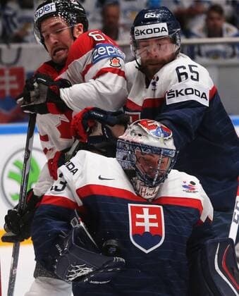 Eishockey, WM, Kanada - Slowakei ST. PETERSBURG, RUSSIA. MAY 14, 2016. Slovakia s goalie Julius Hudacek, Tomas Marcinko (L-R front) defend against Canada s Mark Stone (L background) in their 2016 IIHF World Championship WM Weltmeisterschaft Preliminary Round Group B Ice hockey Eishockey match at the Yubileyny Sports Palace. Sergei Savostyanov TASS  TS022F15