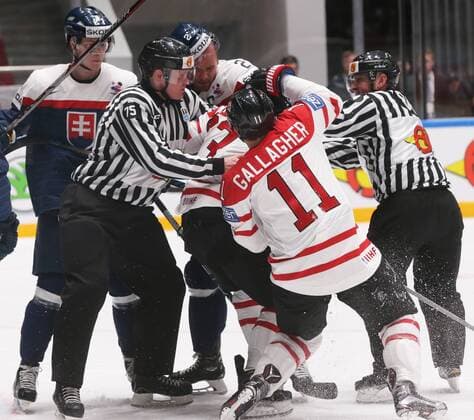 Eishockey, WM, Kanada - Slowakei ST. PETERSBURG, RUSSIA. MAY 14, 2016. Canada s and Slovakia s players fight in their 2016 IIHF World Championship WM Weltmeisterschaft Preliminary Round Group B Ice hockey Eishockey match at the Yubileyny Sports Palace. Sergei Savostyanov TASS  TS022F2B