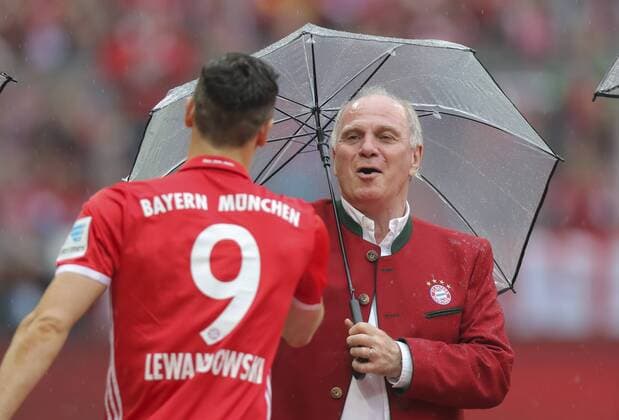 Uli HOENESS (FCB) unterm Regenschirm mit Robert LEWANDOWSKI, FCB 9 Halbfigur, Freis , Aktion, Einzelbild, Portrait, Porträt, FC BAYERN MUENCHEN - HANNOVER 96 3-1 Fussball 1. Bundesliga , Muenchen, am 14.05.2016, 34.Spieltag, Saison 2015 2016, 1.Liga, 1.Bundesliga,FCB