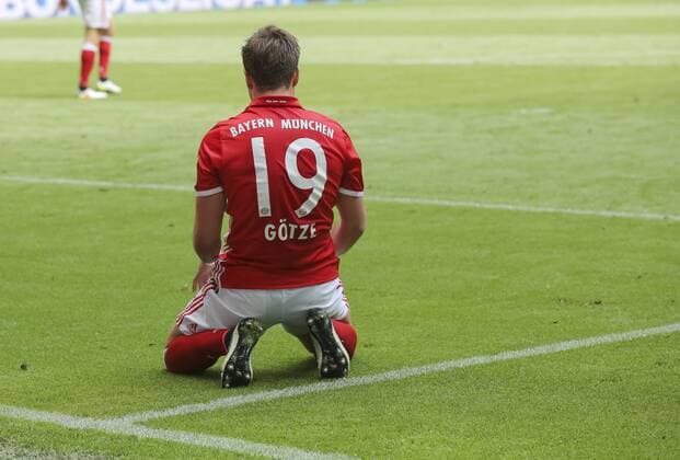 Mario GOETZE, FCB 19 Emotionen, enttaeuscht, Enttaeuschung, Frust, frustriert, verzweifelt, Verzweiflung, Trauer, traurig, am Boden liegend FC BAYERN MUENCHEN - HANNOVER 96 3-1 Fussball 1. Bundesliga , Muenchen, am 14.05.2016, 34.Spieltag, Saison 2015 2016, 1.Liga, 1.Bundesliga,FCB