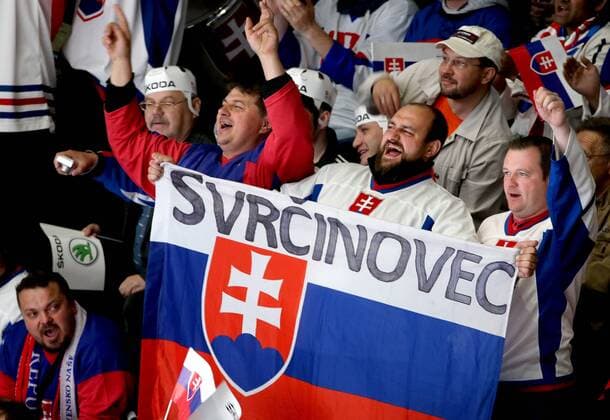 Eishockey, WM, Kanada - Slowakei ST. PETERSBURG, RUSSIA. MAY 14, 2016. Slovakia s fans cheer during the 2016 IIHF World Championship WM Weltmeisterschaft Preliminary Round Group B Ice hockey Eishockey match against Canada at the Yubileyny Sports Palace. Alexander Demianchuk TASS  TS022F33
