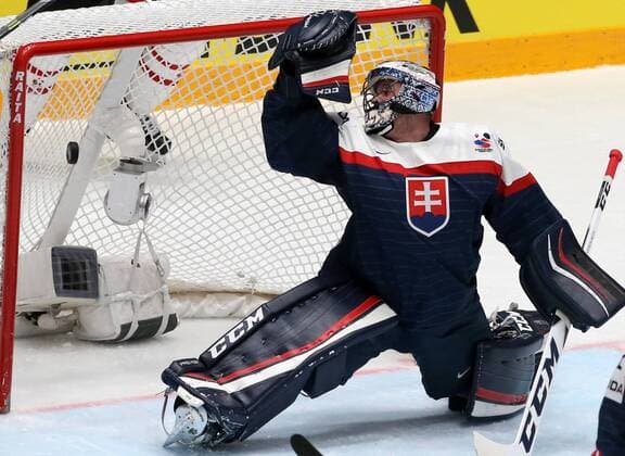 Eishockey, WM, Kanada - Slowakei ST. PETERSBURG, RUSSIA. MAY 14, 2016. Slovakia s goalie Julius Hudacek concedes a goal in their 2016 IIHF World Championship WM Weltmeisterschaft Preliminary Round Group B Ice hockey Eishockey match against Canada at the Yubileyny Sports Palace. Alexander Demianchuk TASS  TS022F35