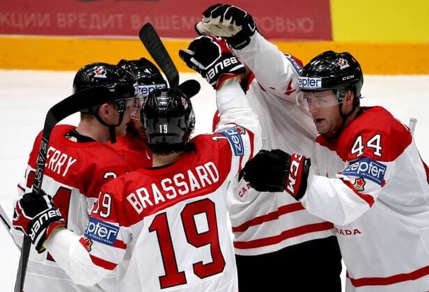 Eishockey, WM, Kanada - Slowakei ST. PETERSBURG, RUSSIA. MAY 14, 2016. Canada s Corey Perry, Derick Brassard, Taylor Hall, and Morgan Rielly (L-R) celebrate scoring against Slovakia in their 2016 IIHF World Championship WM Weltmeisterschaft Preliminary Round Group B Ice hockey Eishockey match at the Yubileyny Sports Palace. Alexander Demianchuk TASS  TS022F37