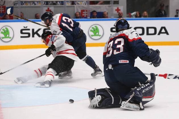 Eishockey, WM, Kanada - Slowakei ST. PETERSBURG, RUSSIA. MAY 14, 2016. Slovakia s goalie Julius Hudacek, Tomas Jurco defend against Canada s Corey Perry (R-L) in their 2016 IIHF World Championship WM Weltmeisterschaft Preliminary Round Group B Ice hockey Eishockey match at the Yubileyny Sports Palace. Team Canada won the game 5-0. Sergei Savostyanov TASS  TS022F58