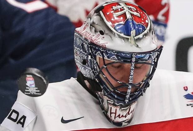 Eishockey, WM, Kanada - Slowakei ST. PETERSBURG, RUSSIA. MAY 14, 2016. Slovakia s goalie Julius Hudacek looks on in their 2016 IIHF World Championship WM Weltmeisterschaft Preliminary Round Group B Ice hockey Eishockey match against Canada at the Yubileyny Sports Palace. Team Canada won the game 5-0. Sergei Savostyanov TASS  TS022F53