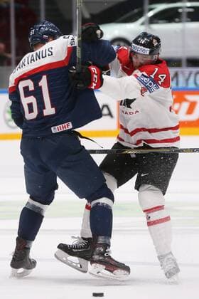 Eishockey, WM, Kanada - Slowakei ST. PETERSBURG, RUSSIA. MAY 14, 2016. Slovakia s Marek Bartanus (L) and Canada s Matt Dumba fight for the puck in their 2016 IIHF World Championship WM Weltmeisterschaft Preliminary Round Group B Ice hockey Eishockey match at the Yubileyny Sports Palace. Team Canada won the game 5-0. Sergei Savostyanov TASS  TS022F56
