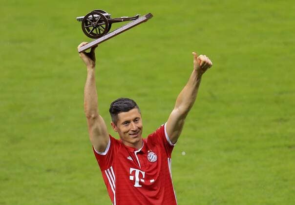 14.05.2016, Fussball 1.Bundesliga 2015 2016, 34.Spieltag, FC Bayern München - Hannover 96, in der Allianz-Arena München. Robert Lewandowski (FC Bayern München) präsentiert die Torjägerkanone für den Rekord von 30 erzielten Toren in dieser Saison. 