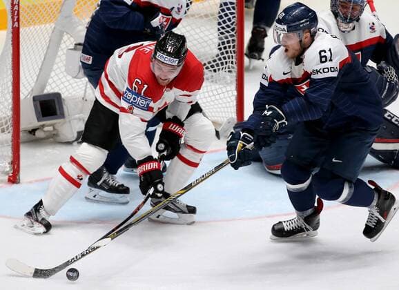 ST. PETERSBURG, RUSSIA. MAY 14, 2016. Canada s Mark Stone (L) and Slovakia s Marek Bartanus fight for the puck in their 2016 IIHF World Championship WM Weltmeisterschaft Preliminary Round Group B Ice hockey Eishockey match at the Yubileyny Sports Palace. Team Canada won the game 5-0. Alexander Demianchuk TASS  TS022FBA