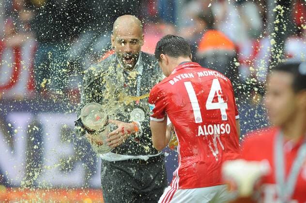 Pep (Josep) GUARDIOLA (Trainer FCB) letzte Weissbierdusche,Bierdusche,Bier von Xabi ALONSO (Bayern Muenchen), Fussball 1. Bundesliga, 34. Spieltag, FC Bayern Muenchen (M)-Hannover 96 (H) 3-1, Deutscher Meister,Deutsche Meisterschaft, am 14.05.2016 in Muenchen Deutschland.A L L I A N Z A R E NA ,