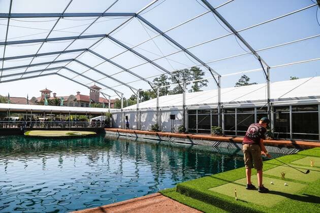 May 14, 2016: A young fan takes a practice swing on the scaled down replica of the 17th hole Island Green during the third round of THE PLAYERS Championship at TPC Sawgrass in Ponte Vedra Beach, Fl. (Photo by David Rosenblum Icon Sportswire) GOLF: MAY 14 PGA Golf Herren - THE PLAYERS Championship - Third Round Icon1605142844 EDITORIAL USE ONLY