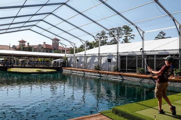 May 14, 2016: A young fan takes a practice swing on the scaled down replica of the 17th hole Island Green during the third round of THE PLAYERS Championship at TPC Sawgrass in Ponte Vedra Beach, Fl. (Photo by David Rosenblum Icon Sportswire) GOLF: MAY 14 PGA Golf Herren - THE PLAYERS Championship - Third Round Icon1605142843 EDITORIAL USE ONLY