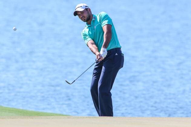 May 14, 2016: Jason Day chips up to the green on the 18th hole. Day is finishing up his second round of THE PLAYERS Championship at TPC Sawgrass in Ponte Vedra Beach, Fl. after rain delayed several players from completing the round on Friday. (Photo by David Rosenblum Icon Sportswire) GOLF: MAY 14 PGA Golf Herren - THE PLAYERS Championship - Third Round Icon1605142829 EDITORIAL USE ONLY