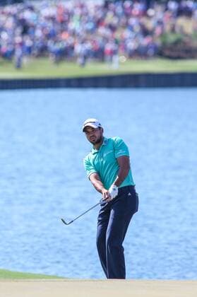 May 14, 2016: Jason Day chips up to the green on the 18th hole. Day is finishing up his second round of THE PLAYERS Championship at TPC Sawgrass in Ponte Vedra Beach, Fl. after rain delayed several players from completing the round on Friday. (Photo by David Rosenblum Icon Sportswire) GOLF: MAY 14 PGA Golf Herren - THE PLAYERS Championship - Third Round Icon1605142830 EDITORIAL USE ONLY