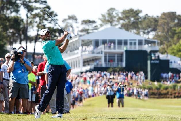 May 14, 2016: Jason Day hits from the rough on the 18th hole. Day is finishing up his second round of THE PLAYERS Championship at TPC Sawgrass in Ponte Vedra Beach, Fl. after rain delayed several players from completing the round on Friday. (Photo by David Rosenblum Icon Sportswire) GOLF: MAY 14 PGA Golf Herren - THE PLAYERS Championship - Third Round Icon1605142816 EDITORIAL USE ONLY