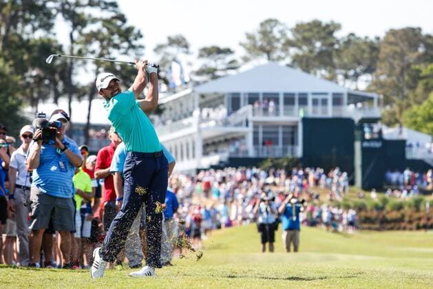 May 14, 2016: Jason Day hits from the rough on the 18th hole. Day is finishing up his second round of THE PLAYERS Championship at TPC Sawgrass in Ponte Vedra Beach, Fl. after rain delayed several players from completing the round on Friday. (Photo by David Rosenblum Icon Sportswire) GOLF: MAY 14 PGA Golf Herren - THE PLAYERS Championship - Third Round Icon1605142815 EDITORIAL USE ONLY